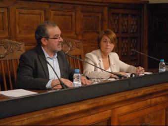 Rosa Pujol, alcaldessa d'Aitona, espera l'acord pel col·legi. A la foto, amb el president provincial, Joan Reñé ARXIU