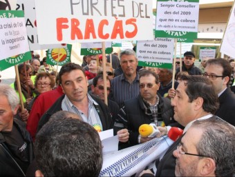Vicente i el conseller Pelegrí durant les protestes a la fira de Mollerussa ACN