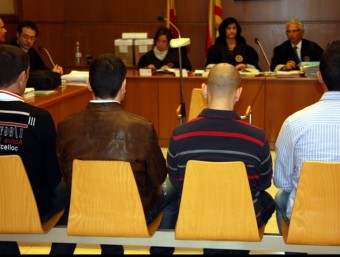 Els quatre mossos acusats i condemnats, just abans de començar el judici a l'Audiència de Barcelona POL SOLÀ / ACN