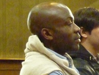 Justin Hapi , acompanyat d'un intèrpret, durant un judici que es va fer a l'abril Ò. PINILLA