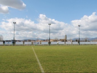 Camp de futbol de gespa de l'equipament municipal de Vilobí d'Onyar, després dels treballs de millora. ELPUNTAVUI