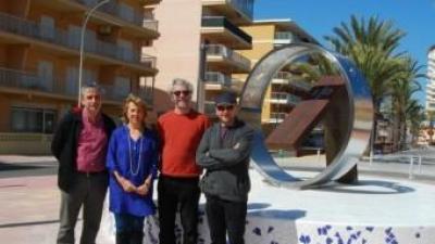 Juan Tormo , arquitecte municipal, M. Carmen Canet , regidora de Turisme, Joan Olivares i Rafael Amorós (artistes) davant del nou rellotge de sol instal·lat a la platja. CEDIDA