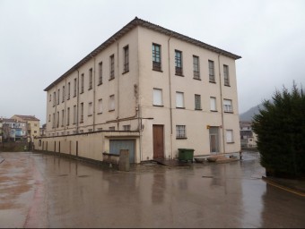 Portes tancades a l'empresa Juan Puigvert de Sant Feliu de Pallerols. JORDI CASAS