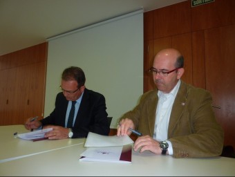 Xargay i Hostench signant el conveni pel servei d'àpats a domicili del Pla de l'Estany, ahir a Banyoles. R. E
