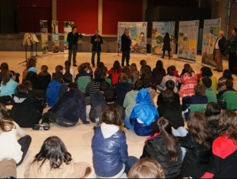 La presentació de l'exposició, al local polivalent de Bescanó, va comptar amb la presència d'escolars. O.M