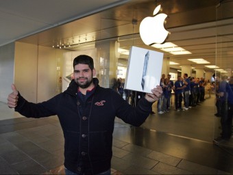 Primer comprador de l'Ipad 3 a la botiga d'Apple a la Maquinista.  ARXIU/JUANMA RAMOS