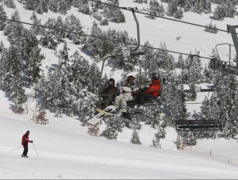 Un grup d'esquiadors a l'estació de Vallter, després de la gran nevada de fa quinze dies. LLUÍS SERRAT