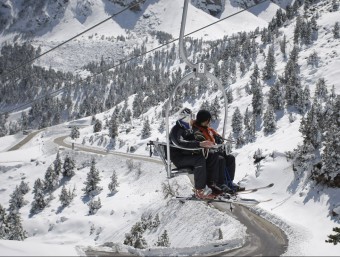 Uns dels molts esquiadors que ahir es van desplaçara fins a l'estació d'esquí alpí de la Vall de Camprodon Vallter 2000 pujant amb un telecadira fins a peu de pistes. LLUÍS SERRAT