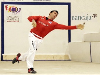 Alvaro juga la pilota en una partida del Circuit Bancaixa.