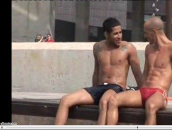Dos nois a la plataforma del Fòrum en la prèvia sexual, amb turistes passant pel darrere XVIDEOS.COM, xpublicx.com, CUMLOUDER.COM, XTUBE.COM