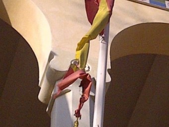 La bandera espanyola de Begues, socarrimada ACN