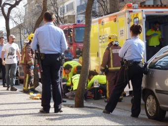 Els efectius mèdics intentant reanimar ahir una dona que es va llançar pel balcó, a l'avinguda Montilivi de Girona Ò. PINILLA