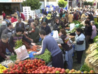 La dieta mediterrània també inclou hàbits quotidians com la compra al mercat quim puig / arxiu