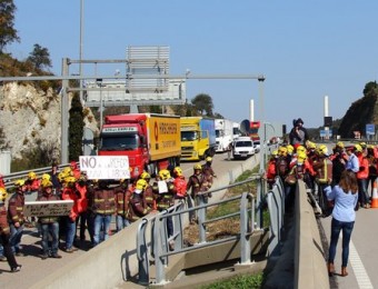 La concentració dels bombers que ahir al matí va tallar durant dues hores el transit de l'autopista a l'alçada de la Jonquera. JORDI RIURÓ