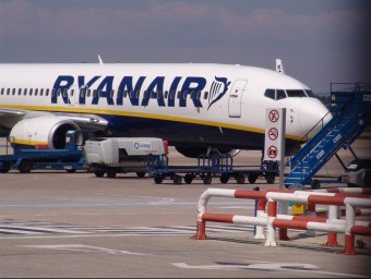Un dels avions de la companyia irlandesa de baix cost a la pista de l'aeroport de Vilobí d'Onyar ORIOL MAS