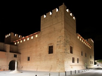 Imatge del castell d'Alaquàs il·luminat en dies de festa. C. GÓMEZ