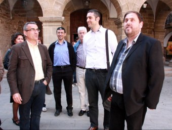 Junqueres, a la dreta, amb l'alcalde d'Agramunt i el diputat d'ERC, Jaume Gilabert ACN