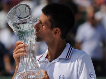 Djokovic besa el seu tercer trofeu de Miami A. GOMBERT / EFE