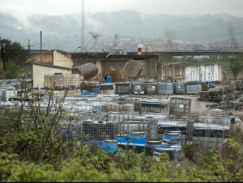 Imatge dels bidons plens de productes químics abandonats a l'antiga fàbrica Massó i Carol de Santa Coloma de Cervelló JOSEP LOSADA