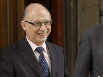 El ministre d'Hisenda, Cristóbal Montoro, amb els Pressupostos de l'Estat a la mà.  EFE