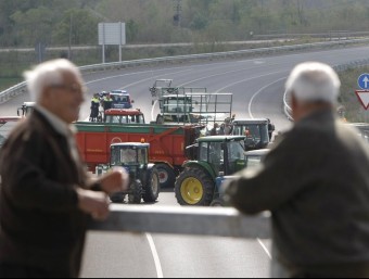 La protesta d'Unió de Pagesos el 6 d'abril passat per reclamar l'import de les expropiacions pendents. LLUÍS SERRAT
