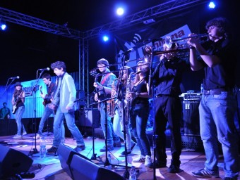 El grup Paràsits , durant la seva actuació a la Bombolla, la sala 2 de la Mirona, diumenge passat EL PUNT AVUI