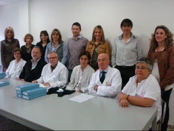 Estañol, dreta, a l'esquerra de tot, i membres del Consell del Gironès, ahir a l'Hospital Santa Caterina EL PUNT AVUI