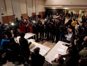El recompte de vots de la consulta es va fer públicament al centre cívic. JOSÉ CARLOS LEÓN