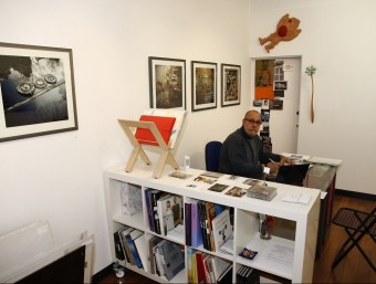 Carles Monegal, a la sala d'art Quiosc Gallery, a Tremp. JORDI PERÓ