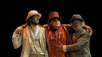 Ivan Benet, Enric Majó i Joan Anguera, a ‘Esperant Godot'. Els barrets són a la venda a Hamlet Store. LA TROCA