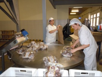 Dues treballadores d'Inpanasa ahir al matí mentre empaquetaven les magdalenes “Muffins”. I.BOSCH
