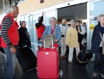 El primer grup de turistes austríacs van arribar amb cinc avions i una trentena d'autobusos els van conduir fins a Peníscola. ACN