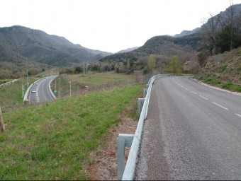 L'antiga carretera del Coll de Bracons, a l'altura del poble de Joanetes, a la Vall d'en Bas, i a sota, el nou eix Vic-Olot, poc abans del túnel de Bracons. J.C