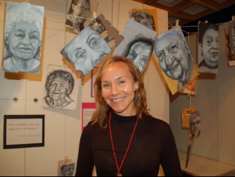 Julia Rice amb alguns dels seus retrats de dones X.C