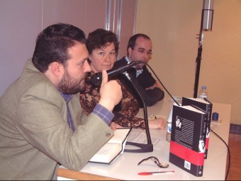 Manel Riu, durant la presentació d'un llibre a Tremp amb Maria Barbal. ACN