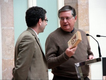 Oriol Izquierdo, director de la Institució de les Lletres Catalanes, amb un veí d'Avinyonet de Puigventós amb un exemplar a la mà de la primera edició de l'obra de Pous i Pagès ACN