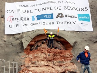 Operaris sortint de la tuneladora, un cop perforat totalment el nou túnel del canal J.TORT