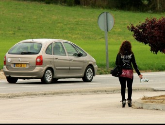 Una prostituta a Pont de Molins, arran de la carretera N-II. MANEL LLADÓ