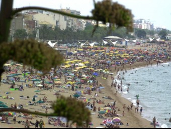 Les platges, com aquesta de Calella, continuen sent el punt fort de la destinació turística de la zona de Barcelona. LL.S