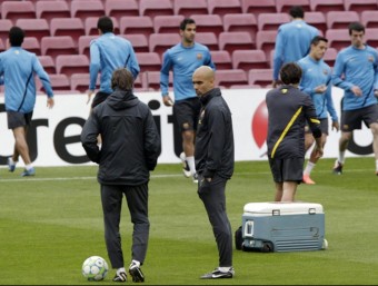 Pep Guardiola parla amb Tito Vilanova en l'entrenament d'ahir al Camp Nou EFE