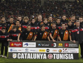 Els jugadors de la selecció catalana, en el partit que van jugar contra Tunísia al Lluís Companys. EL 9