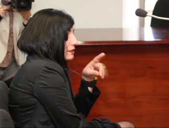 La imputada, Montse Tirado , ahir en el judici, que se celebra a la secció tercera de l'Audiència. S'enfronta a 9 anys de presó i al pagament d'una indemnització de 50.000 euros. JOAN SABATER