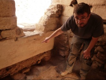 Josep Ma. Vila mostra la làpida , que forma part de les també descobertes fonts medievals. La van col·locar perquè servís de presa E.P
