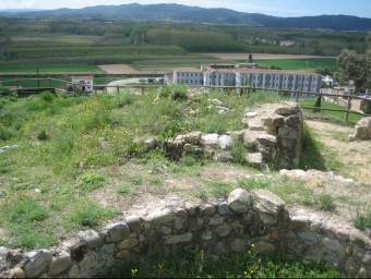Una imatge de les restes del castell de Cervià de Ter, a dalt d'un turó. JORDI FERRER
