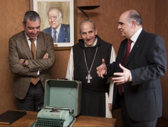 L'abat de Poblet, al mig, amb la màquina d'escriure de Tarradellas TJERK VAN DER MEULEN