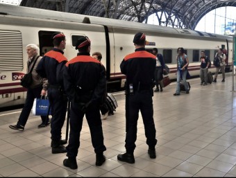 Mossos d'esquadra controlant ahir les andanes de l'estació de França, a Barcelona EFE