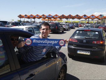 Un conductor mostrant el seu suport a la campanya al peatge de Vilassar, ahir al migdia ORIOL DURAN