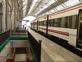 Un tren de Renfe a l'andana de l'estació de Portbou. O.M