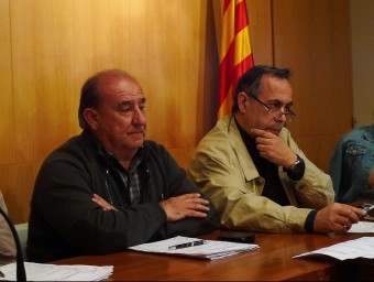 El regidor d'Hisenda, Esteve Callís, i l'alcalde (a la dreta) en un ple d'Anglès. NURI FORNS