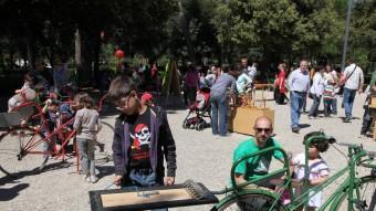 Nens jugant amb jocs creats a partir de bicicletes velles, ahir en el marc del 'Jugui jugui' al parc Bosc de Figueres JOAN SABATER